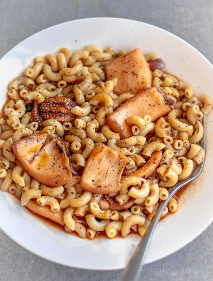 Σουπίες με κοφτό μακαρονάκι Σουπιές με κοφτό μακαρονακι