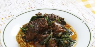 Χοιρινό με Πράσινα Χόρτα χοιρινό με άγρια χόρτα