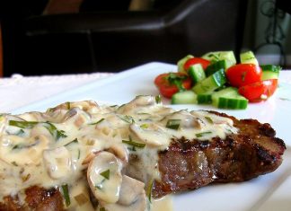 Η Ψητή Μπριζόλα με Σάλτσα Μανιταριών σερβιρισμένη σε πιάτο.