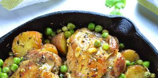 Ζουμερό Κοτόπουλο στο Φούρνο με Αρακά και πατάτες, σερβιρισμένο σε πιατέλα, πασπαλισμένο με μαϊντανό