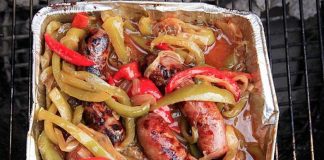 λουκάνικα με πιπεριές και κρεμμυδια