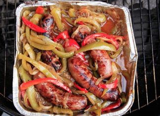 λουκάνικα με πιπεριές και κρεμμυδια