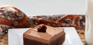 Τέλεια Πάστα Μοκα με καλούα Λαχταριστή πάστα μόκα με Kahlúa, γαρνιρισμένη, κομμένη σε τετράγωνo