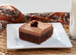 Λαχταριστή πάστα μόκα με Kahlúa, γαρνιρισμένη, κομμένη σε τετράγωνo