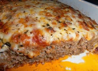 Κοντινό πλάνο σε φέτα από το Ρολό κιμά με παρμεζάνα, δείχνοντας τη ζουμερή υφή