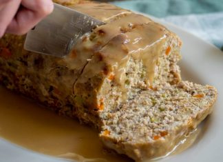 Ροδισμένο ρολό κιμά γαλοπούλας κομμένο σε φέτες περιχυμένο με σκουρόχρωμη πυκνή σάλτσα κόκκινου κρασιού