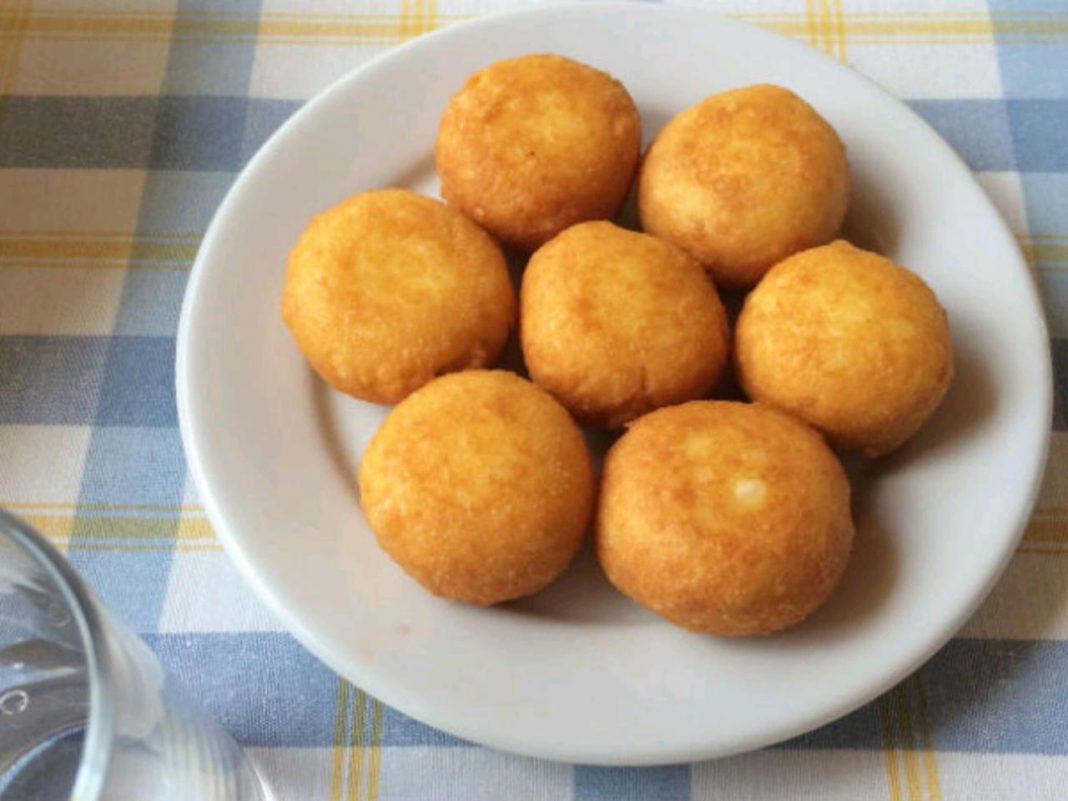 Τηγανισμένα, χρυσαφένια Σφουγγάτα Κύθνου σερβιρισμένα σε πιάτο