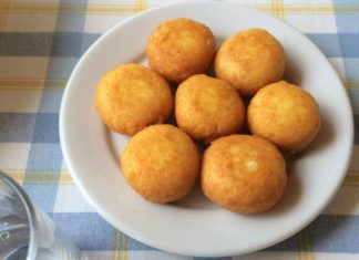 Τηγανισμένα, χρυσαφένια Σφουγγάτα Κύθνου σερβιρισμένα σε πιάτο