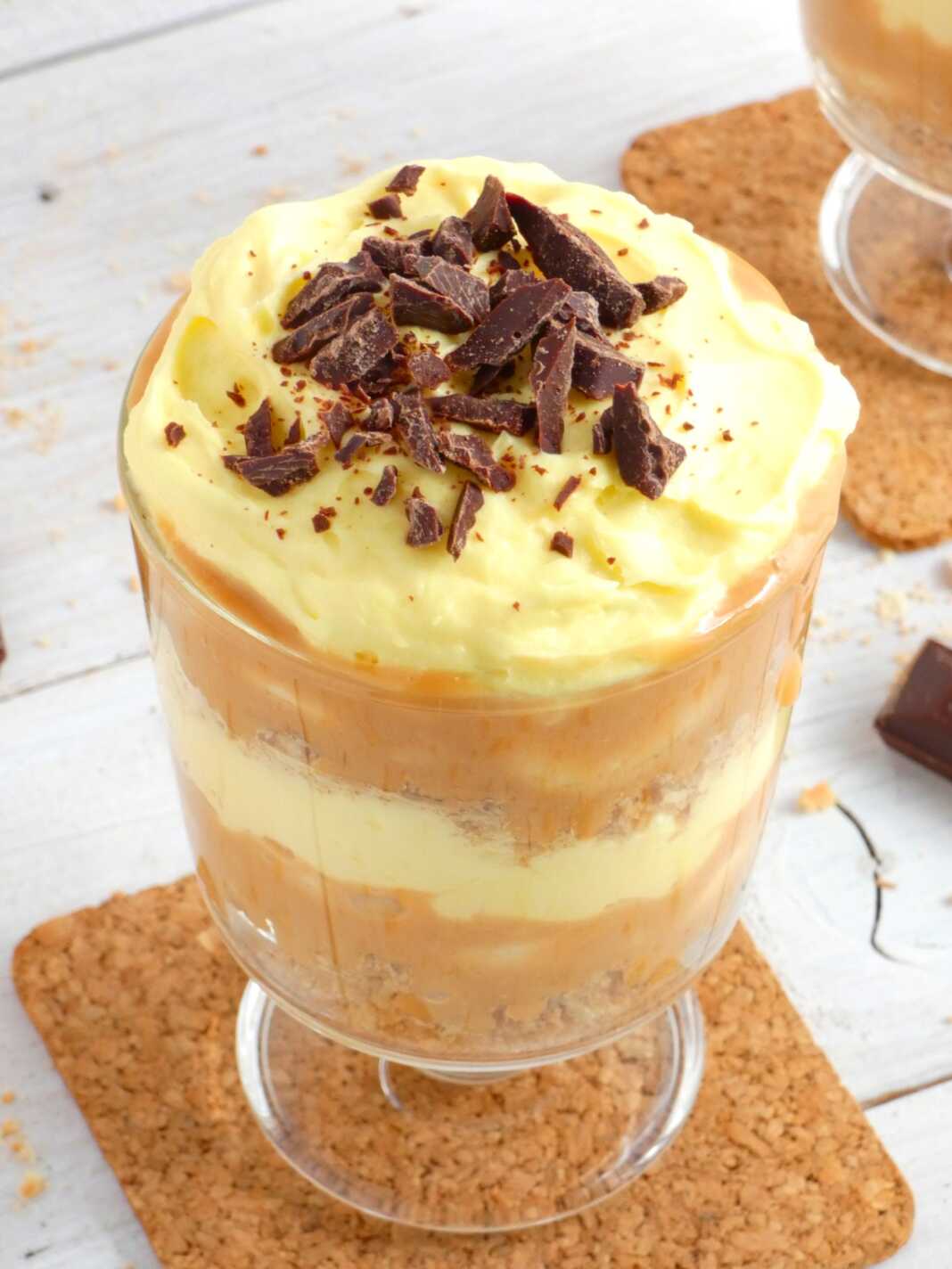 Banoffee στο ποτήρι με μπανάνα, καραμελωμένο ζαχαρούχο και σαντιγί