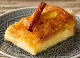 Χρυσαφένιο τραγανό γαλακτομπούρεκο κομμένο σε τετράγωνα κομμάτια που κολυμπάνε σε διάφανο σιρόπι