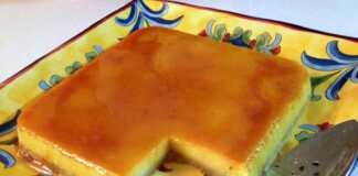 Αναποδογυρισμένη κρέμα πορτοκάλι με πλούσιο σιρόπι καραμέλας να ρέει στις πλευρές και ξύσμα πορτοκαλιού στην κορυφή