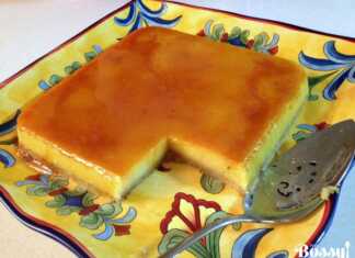 Αναποδογυρισμένη κρέμα πορτοκάλι με πλούσιο σιρόπι καραμέλας να ρέει στις πλευρές και ξύσμα πορτοκαλιού στην κορυφή