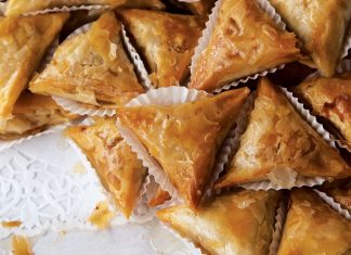 Γλυκά τρίγωνα αμυγδάλου