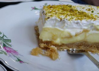 Τετράγωνο κομμάτι Εκμέκ Κανταΐφι με τη σιροπιαστή βάση, κίτρινη κρέμα μαστίχας, λευκή σαντιγί και πράσινα σπασμένα φιστίκια Αιγίνης.