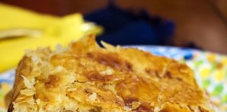 Ζαμπονοτυρόπιτα με καραμελωμένα κρεμμύδια