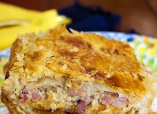 Ζαμπονοτυρόπιτα με καραμελωμένα κρεμμύδια