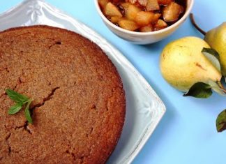 Κέικ κανέλας με ζεστή κομπόστα Αχλάδι