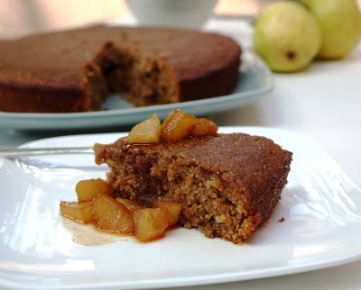 Κέικ κανέλας με ζεστή κομπόστα Αχλάδι