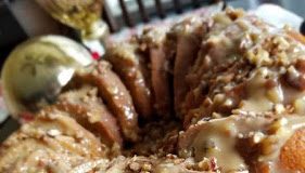 Κέικ με καρύδια με ένα υπέροχο γλάσσο Κέικ με καρύδια μέ ένα υπέροχο γλάσσο