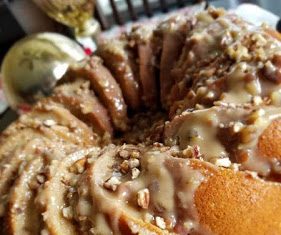 Κέικ με καρύδια μέ ένα υπέροχο γλάσσο