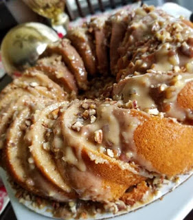 Κέικ με καρύδια μέ ένα υπέροχο γλάσσο Κέικ με καρύδια μέ ένα υπέροχο γλάσσο