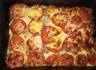 Ταψί με στρώσεις πατάτας κιμά και ροδέλες ντομάτας καλυμμένο με χρυσαφένιο τριμμένο τυρί που λιώνει