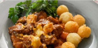 Κοκκινιστό με τυριά στο φούρνο