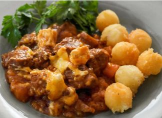 Κοκκινιστό με τυριά στο φούρνο Κοκκινιστό με τυριά στο φούρνο