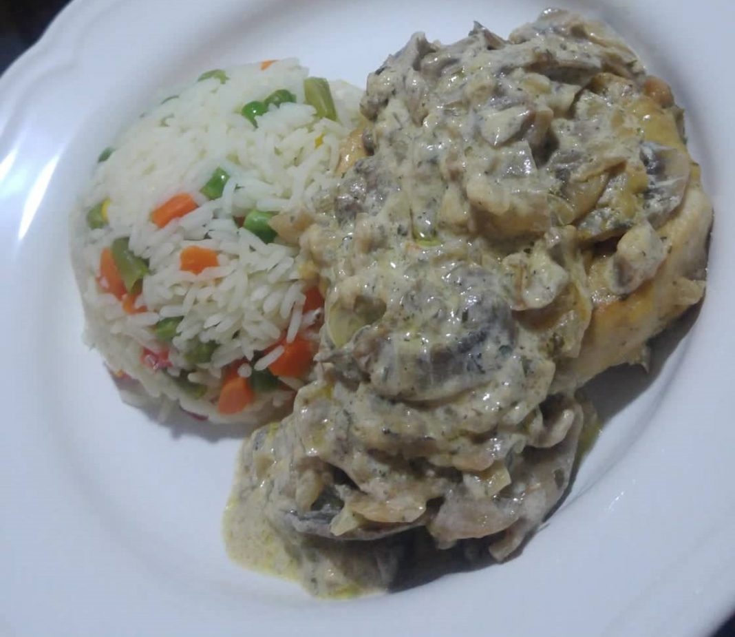 Κοτόπουλου με σάλτσα μανιτάρια και τυρί μοτσαρέλα στο φούρνο