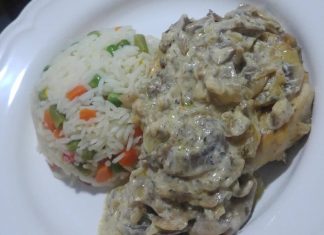 Κοτόπουλου με σάλτσα μανιτάρια και τυρί μοτσαρέλα στο φούρνο Κοτόπουλου με σάλτσα μανιτάρια και τυρί μοτσαρέλα στο φούρνο