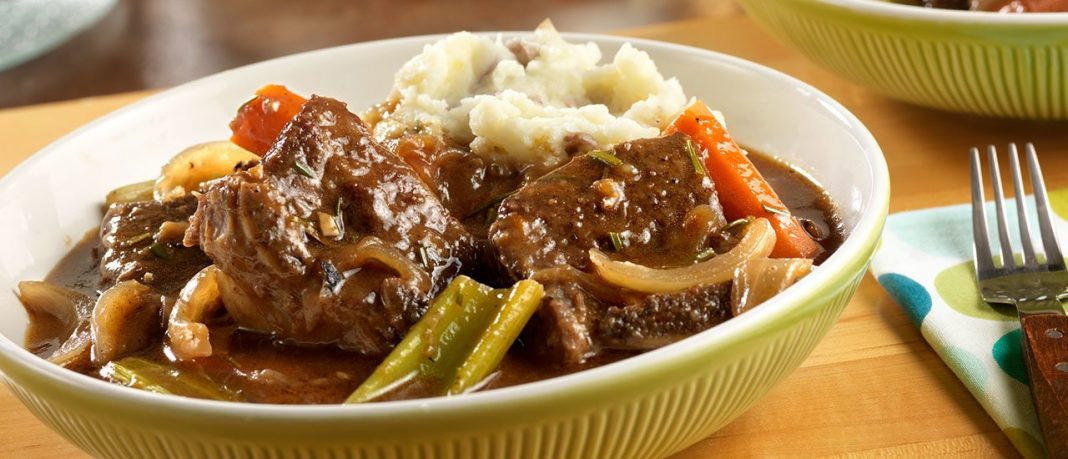 Μοσχάρι κατσαρόλας σε κόκκινο κρασί Μοσχάρι κατσαρόλας σε κόκκινο κρασί