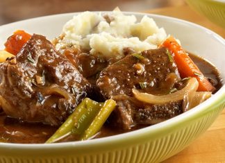 Μοσχάρι κατσαρόλας σε κόκκινο κρασί