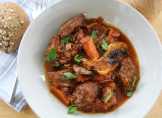 Μοσχαράκι με μανιτάρια και κρασί