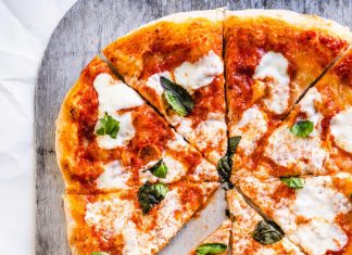 Πίτσα με σάλτσα λαχανικών