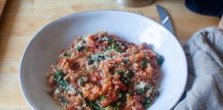 Ριζότο με ντοματα και λουκάνικα