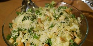 Σαλάτα με μαριναρισμένο κοτόπουλο και λεμονάτη σως