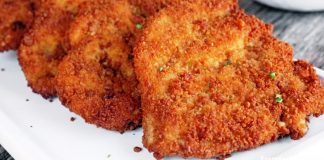 Χρυσαφένια, παναρισμένα φιλέτα κοτόπουλου, ψημένα στο φούρνο, έτοιμα για σερβίρισμα.