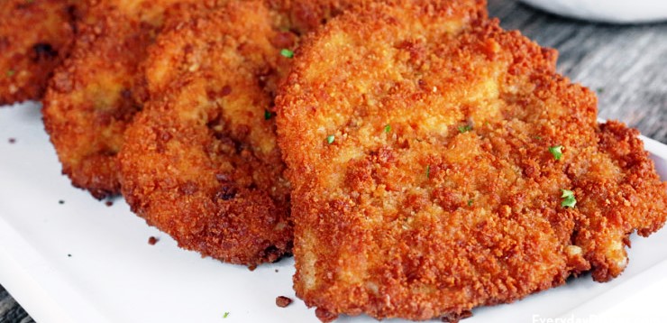 Σνίτσελ κοτόπουλο Χρυσαφένια, παναρισμένα φιλέτα κοτόπουλου, ψημένα στο φούρνο, έτοιμα για σερβίρισμα.