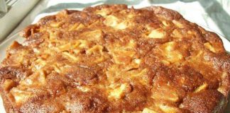 Το εύκολο κέικ μήλου βγαίνει από τον φούρνο με χρυσαφένια κρούστα