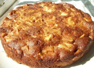 Το εύκολο κέικ μήλου βγαίνει από τον φούρνο με χρυσαφένια κρούστα