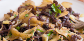 Φιογκάκια με Κρεμμύδια και Κόκκινο Κρασί