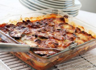 μελιτζάνες φούρνου με μοτσαρέλα και παρμεζάνα