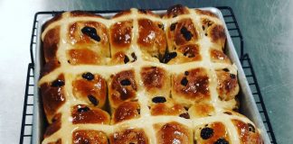 Σταφιδόψωμο με γλασο μαρμελάδας