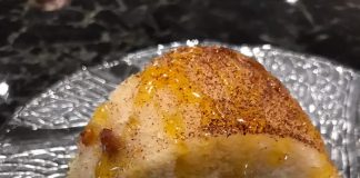 Κομμάτι από Χαλβά Αμυγδάλου, που αναδεικνύει την υφή του σιμιγδαλιού και τα ενσωματωμένα αμύγδαλα.