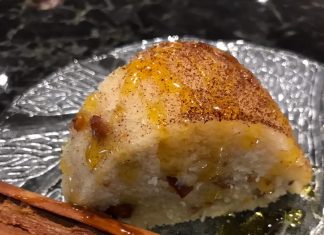 Κομμάτι από Χαλβά Αμυγδάλου, που αναδεικνύει την υφή του σιμιγδαλιού και τα ενσωματωμένα αμύγδαλα.