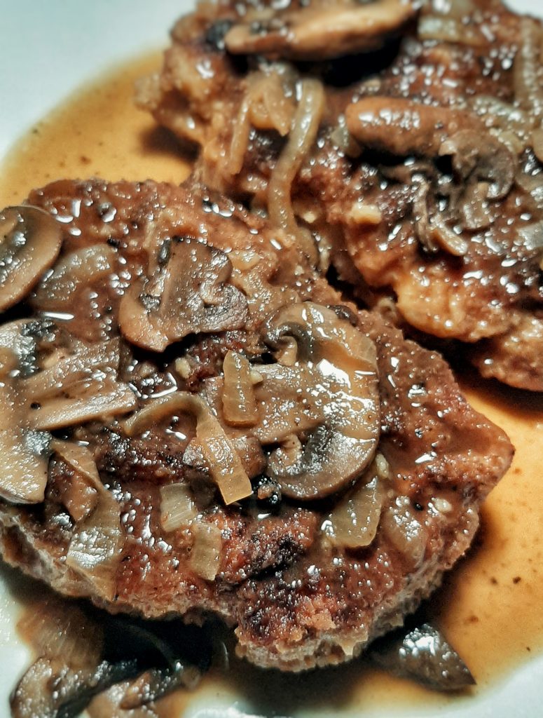 χοιρινό σνιτσελ με σάλτσα μανιτάρια Σνιτσελ Χοιρινού με σάλτσα μανιτάρια