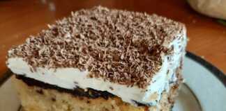 Σιροπιαστο κέικ με σοκολατα και σαντιγυ