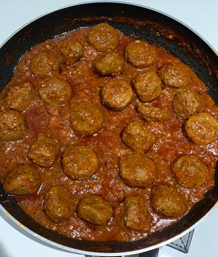 Κεφτεδάκια σε μία ΠΛΟΥΣΙΑ σάλτσα ντομάτας Κεφτεδάκια σε μία ΠΛΟΥΣΙΑ σάλτσα ντομάτας