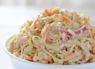 Δροσερή σαλάτα λάχανο καρότο με κρεμώδη σάλτσα γιαουρτιού και μαγιονέζας, σερβιρισμένη σε ένα μπολ