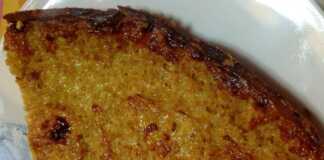 Μια χρυσαφένια τραχανόπιτα κομμένη σε κομμάτια, με τριμμένη φέτα στην επιφάνεια, σε ένα λευκό πιάτο.